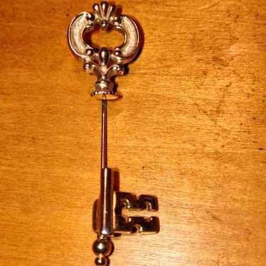 Vintage Avon Vintage Skeleton Key Stick pin - image 1