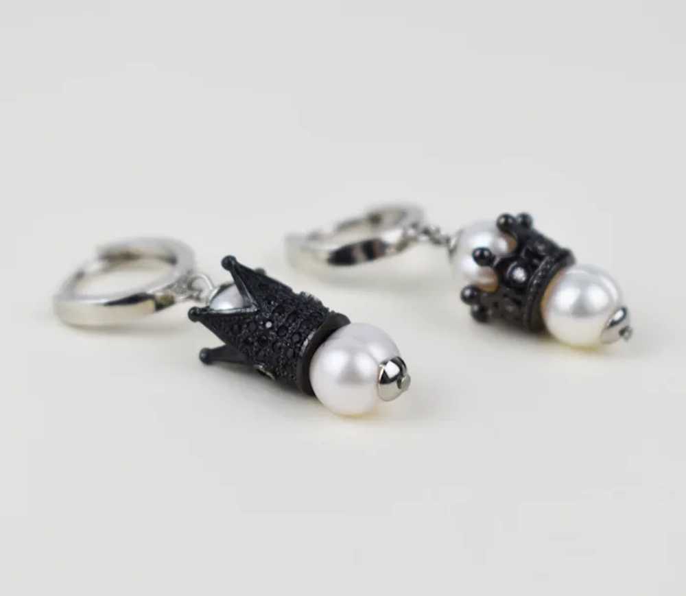 Quirky pearl and crown drop earrings, eye catchin… - image 6