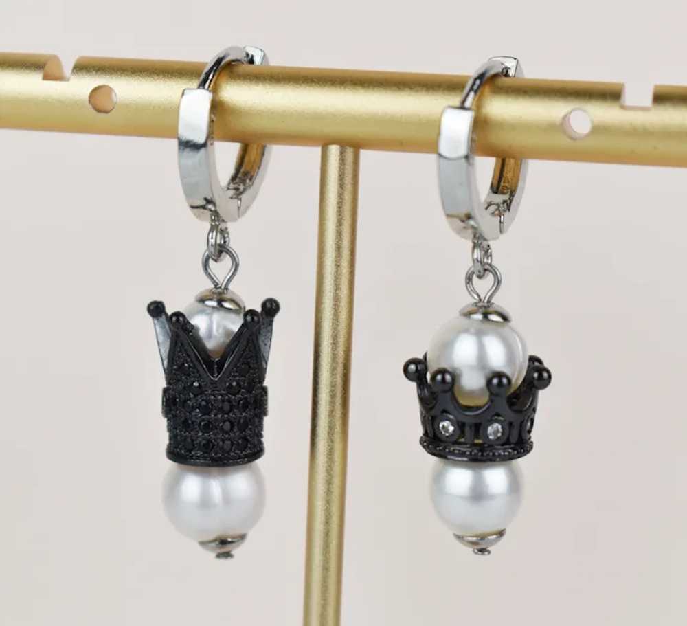 Quirky pearl and crown drop earrings, eye catchin… - image 7