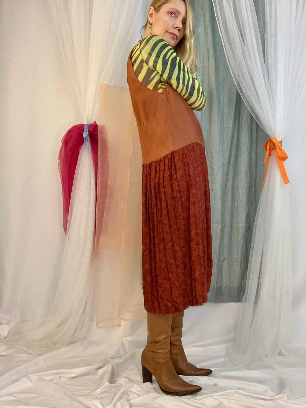 Silky terracotta pleated dress - image 7