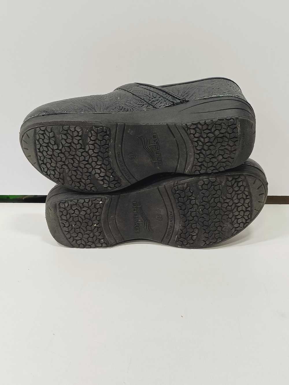 Dansko Women's Black Tooled Leather Clogs Size 37 - image 5