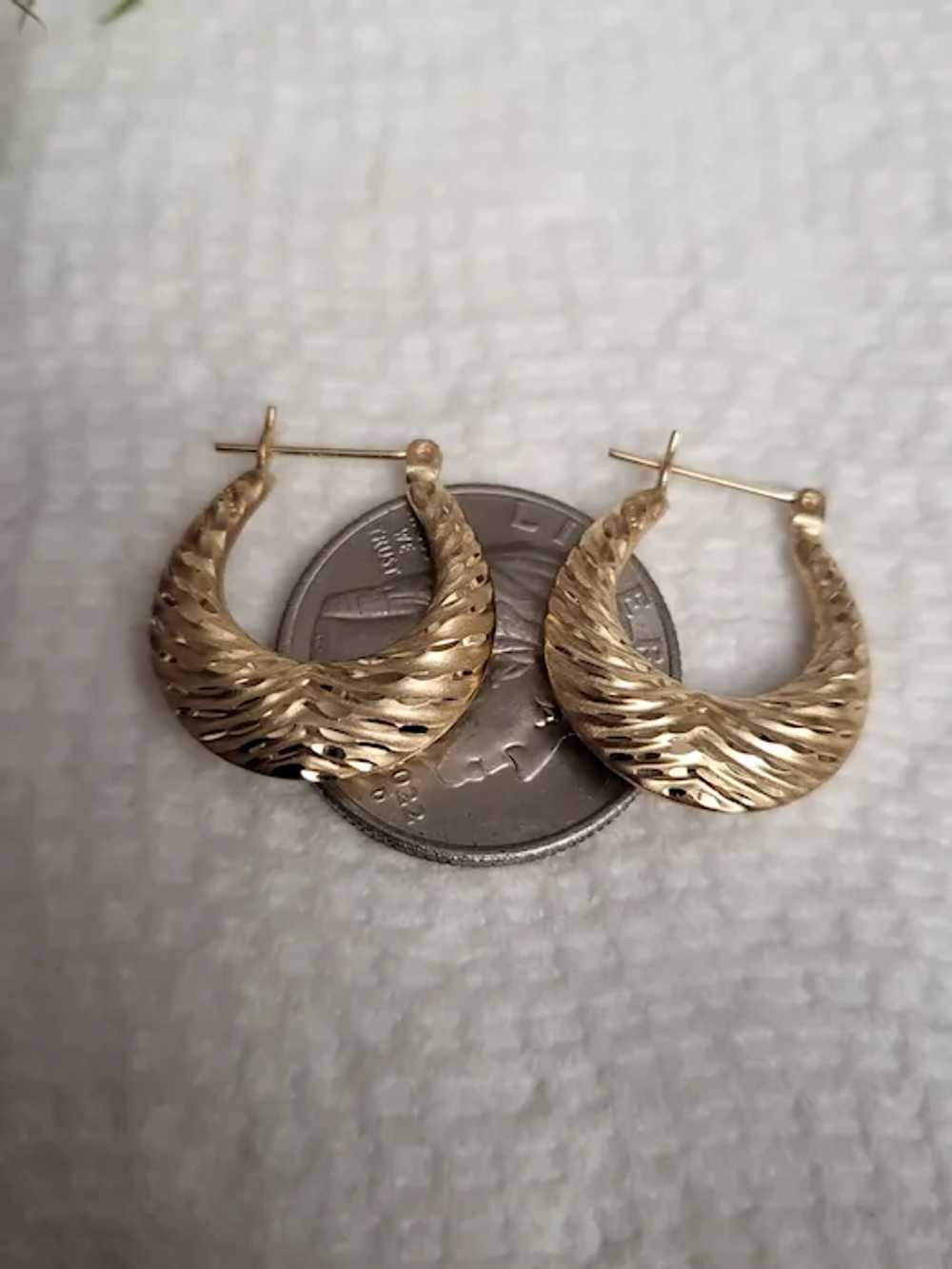14K Gold Hoops Wave 2.4 Grams Textured Earrings - image 7