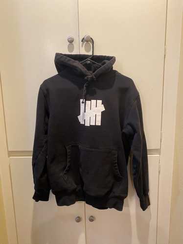 Undefeated logo hotsell pullover hoodie