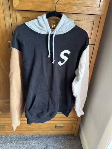 S logo hotsell colorblocked hooded sweatshirt