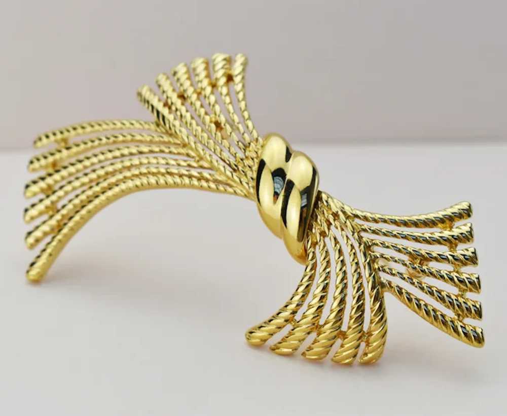 Large bow brooch gold, elegant basic lapel pin - image 2