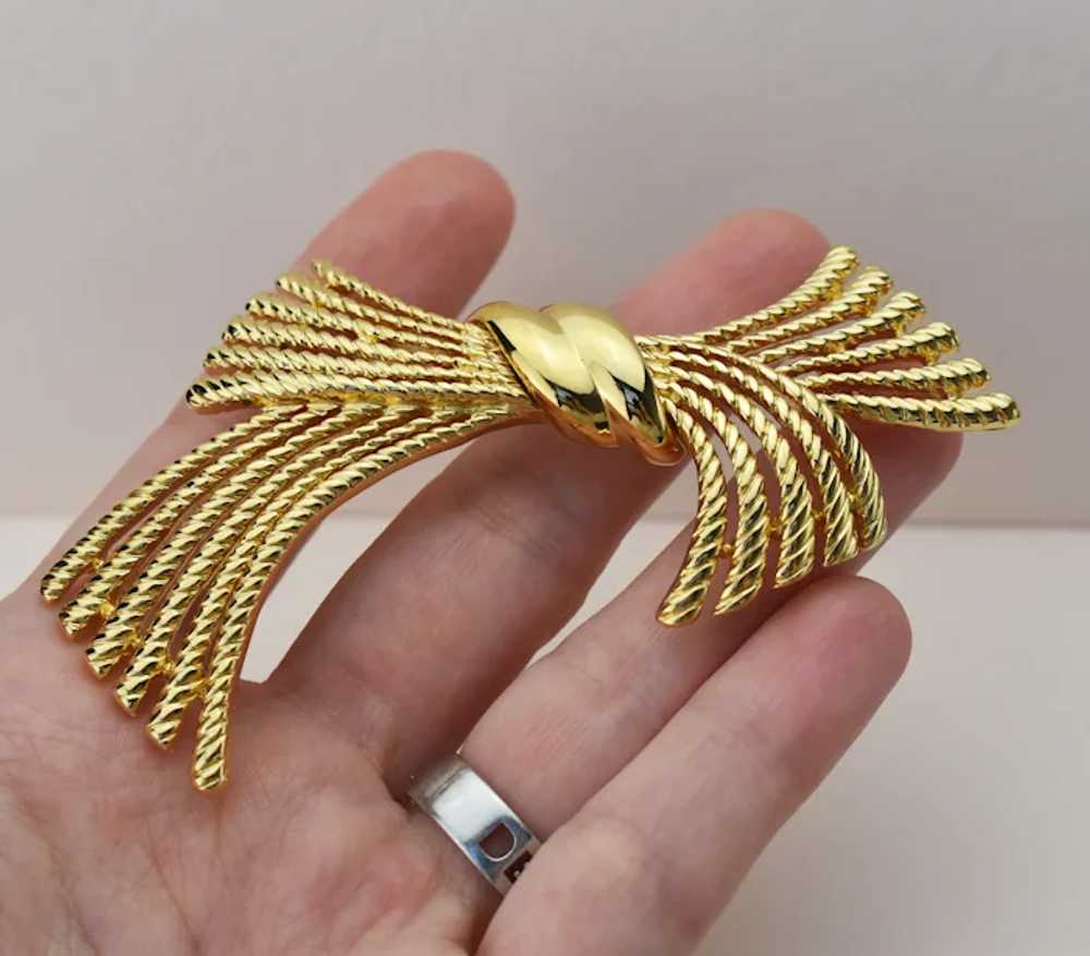 Large bow brooch gold, elegant basic lapel pin - image 3