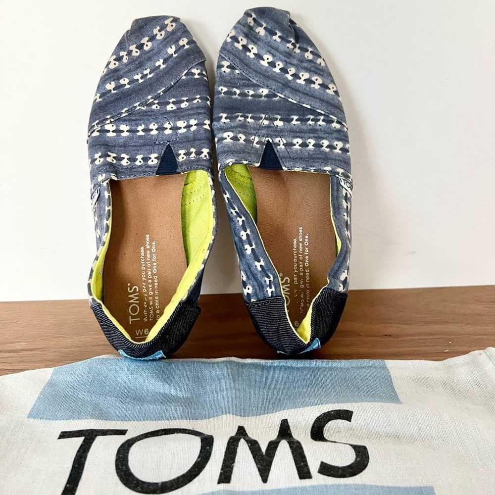 Toms Toms shoes blue white pattern with dust bag … - image 2