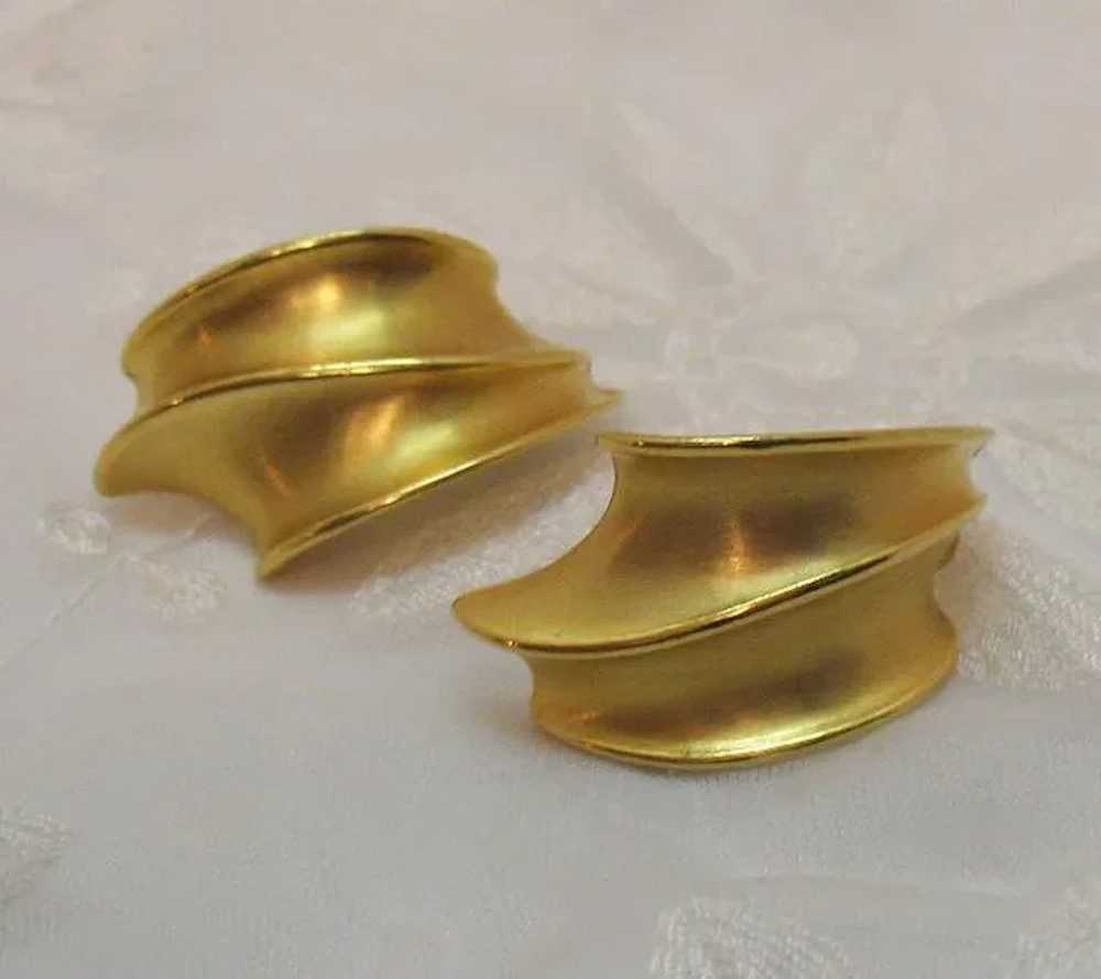 Vintage Signed Erwin Pearl Bold Gold Clip Earrings - image 2