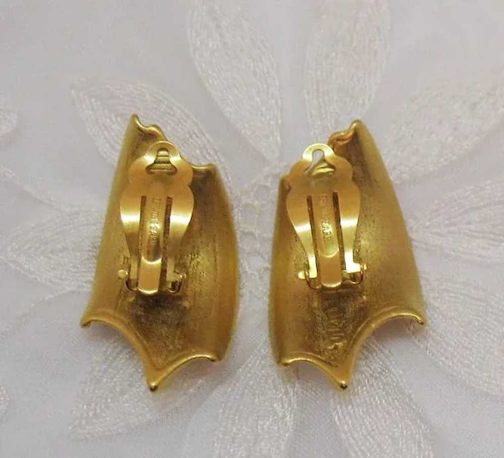 Vintage Signed Erwin Pearl Bold Gold Clip Earrings - image 3