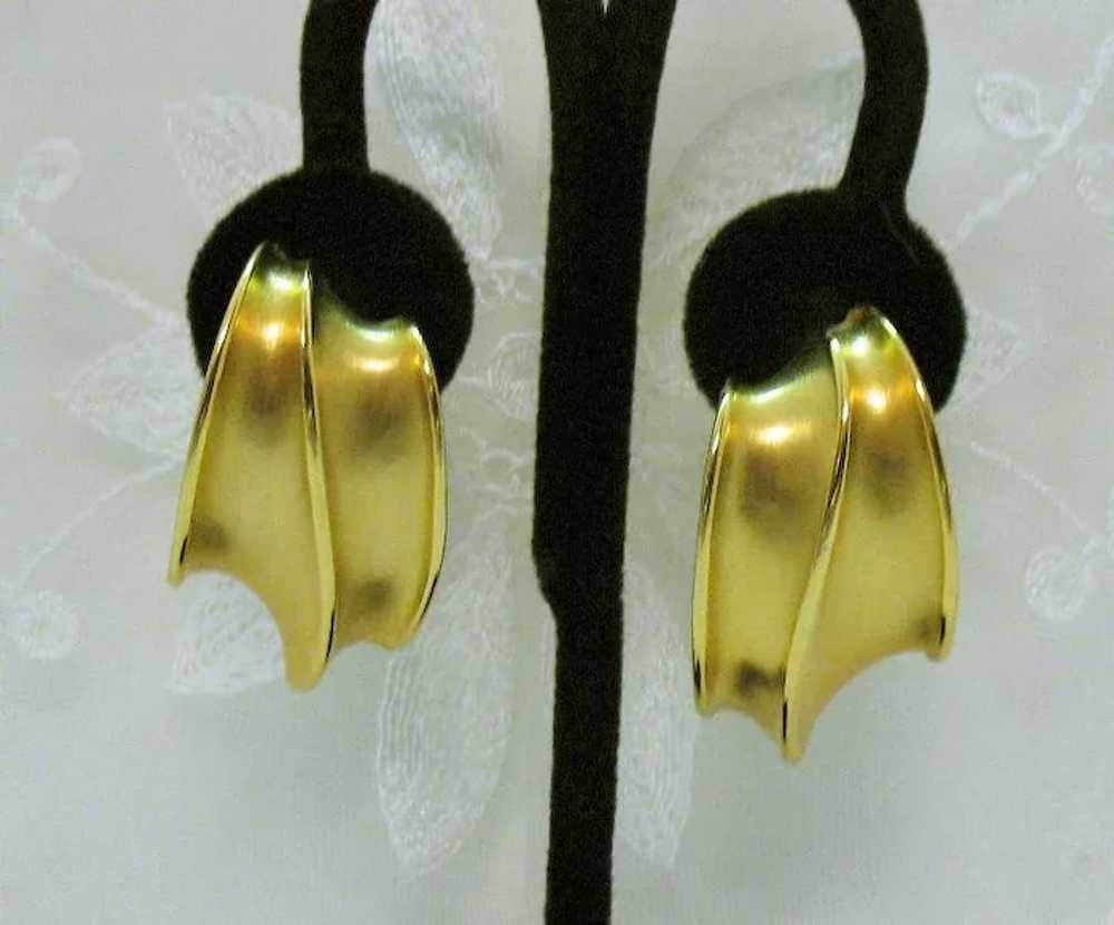 Vintage Signed Erwin Pearl Bold Gold Clip Earrings - image 5