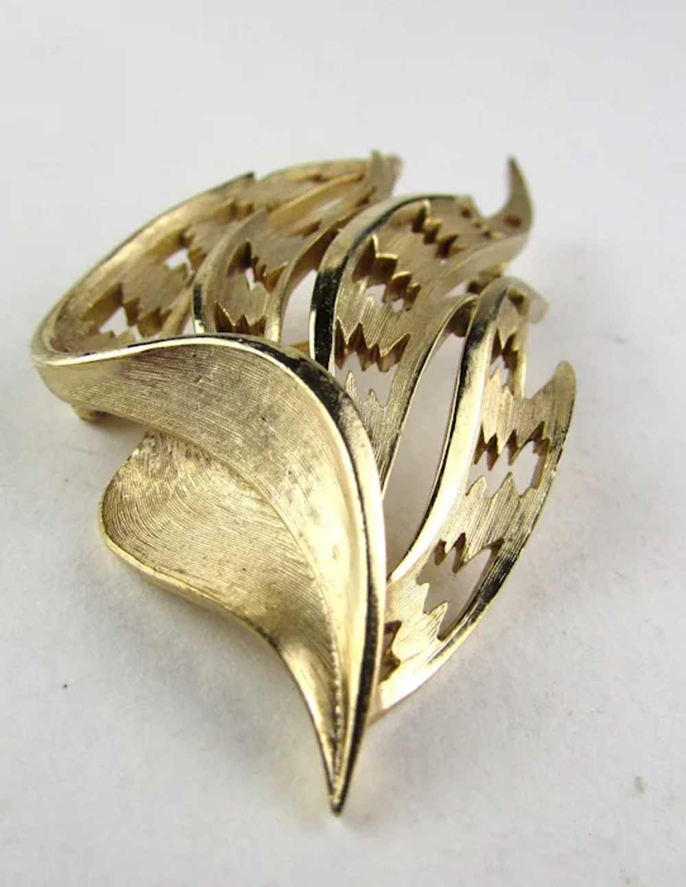 Crown Trifari  Mid-Century Brushed Gold Tone Pin - image 3