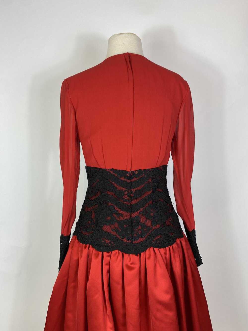 1970s - 1980s Red Silk Chiffon Satin Black Lace D… - image 7