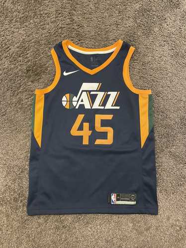 https://img.gem.app/881458364/1t/1700595905/nba-nike-streetwear-utah-jazz-donovan-mitchell.jpg