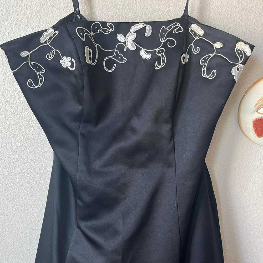 VINTAGE Black & White Sleeveless Embroidered Flor… - image 3