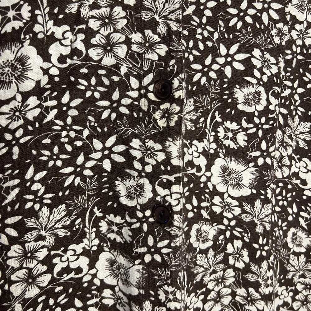Brown and white floral dress - image 2