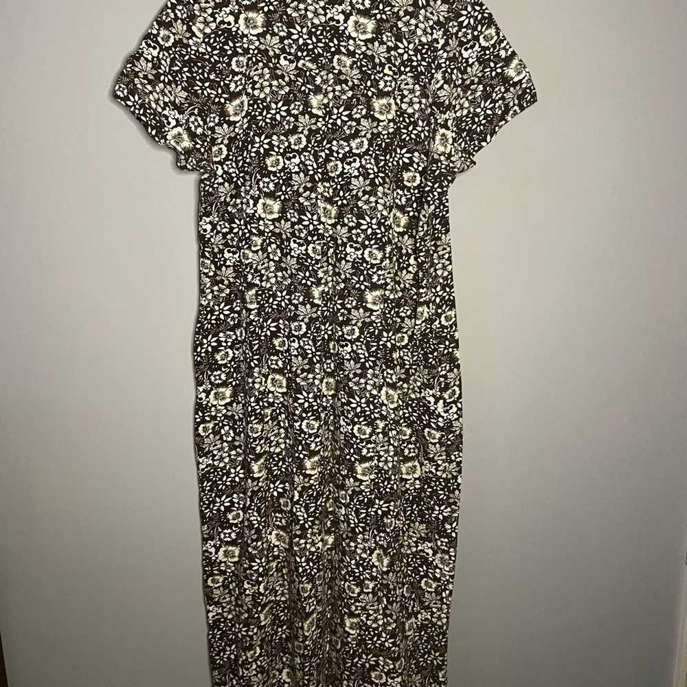 Brown and white floral dress - image 5