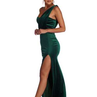 Old Hollywood glam emerald green evening gown