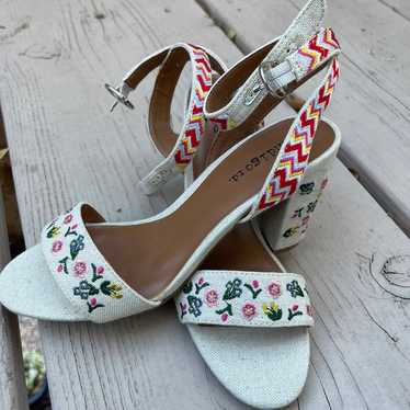 Vintage Indigo Rd Floral Embroidered Heels