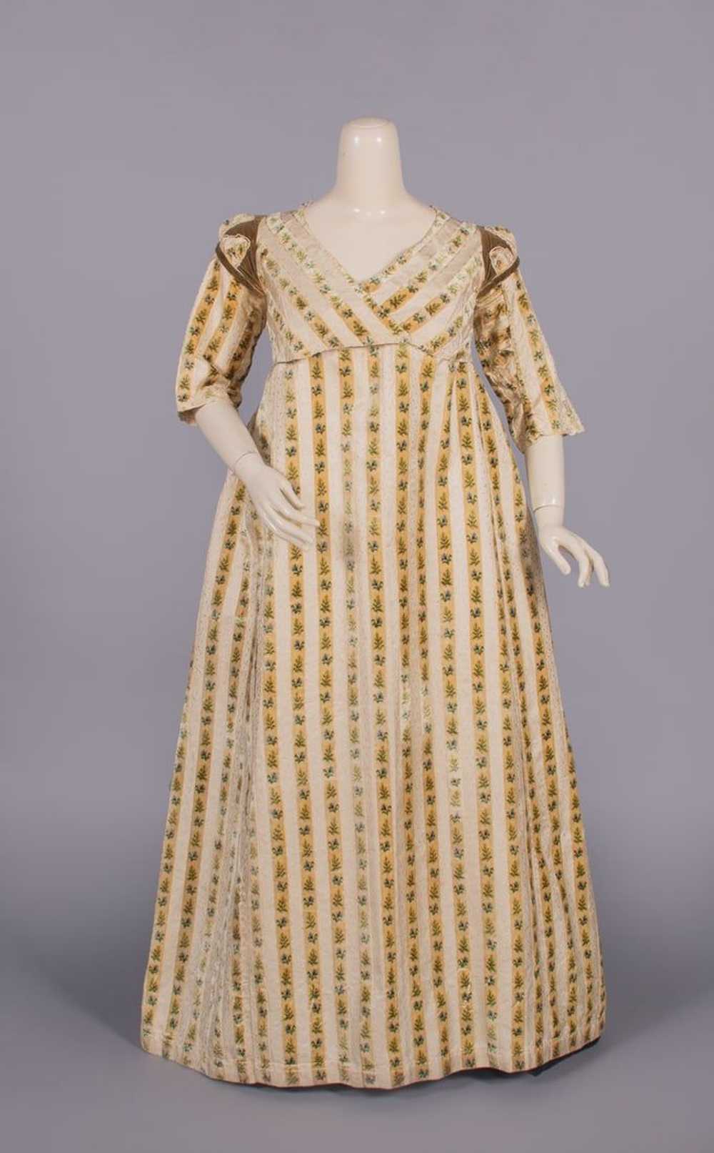PRINTED VELVET & PATTERNED SILK ROUND GOWN, c. 17… - image 2