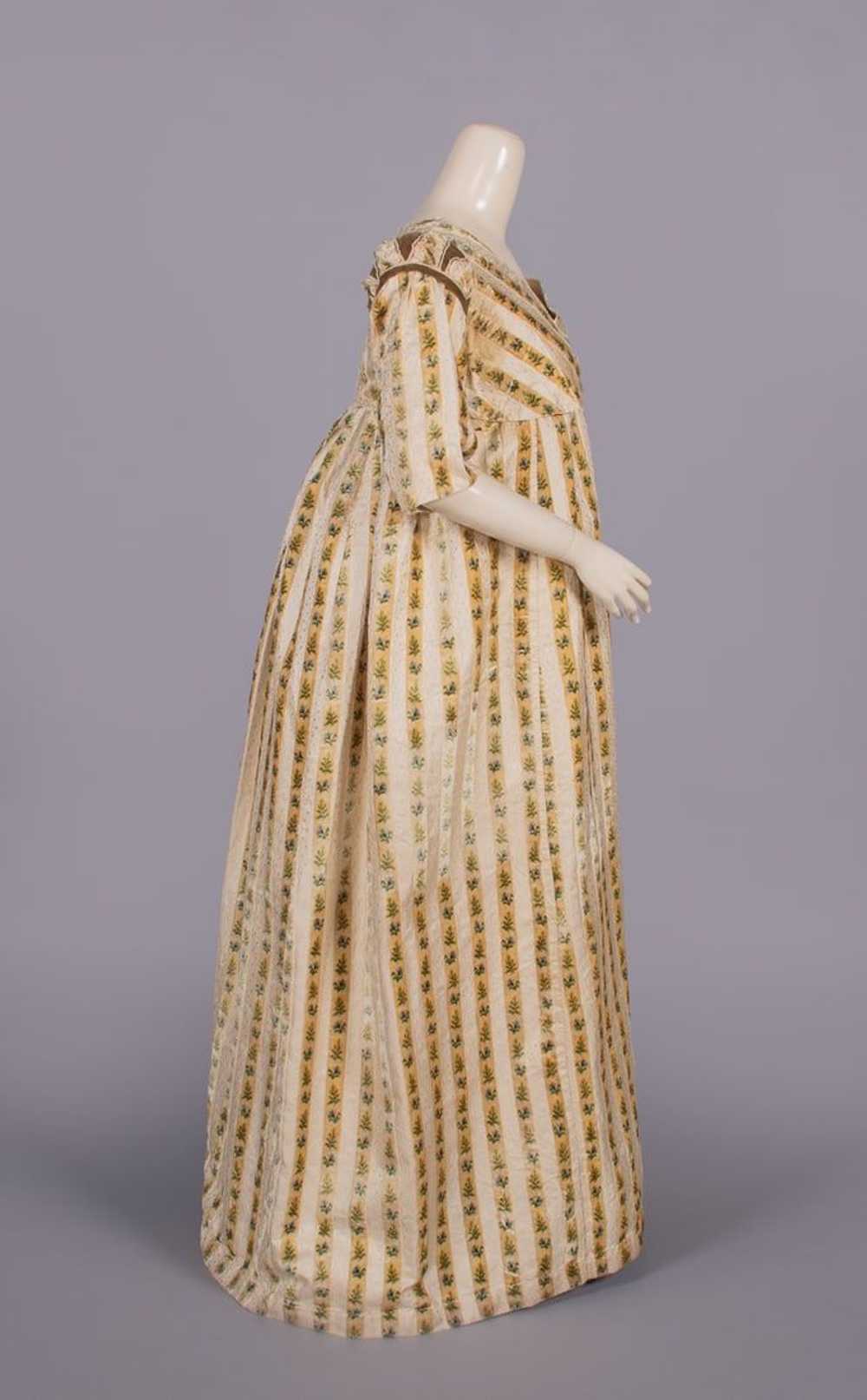 PRINTED VELVET & PATTERNED SILK ROUND GOWN, c. 17… - image 3