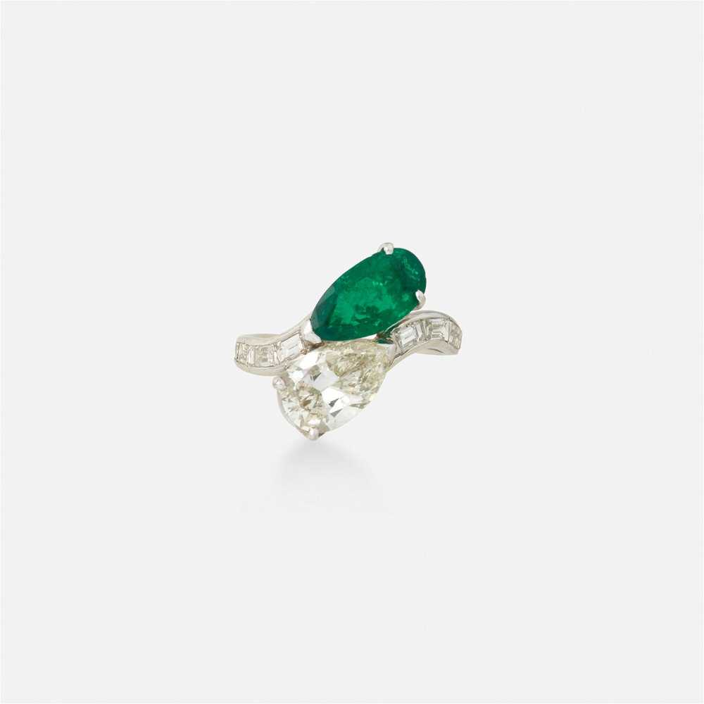 'Toi et moi' diamond, emerald, and platinum ring - image 2