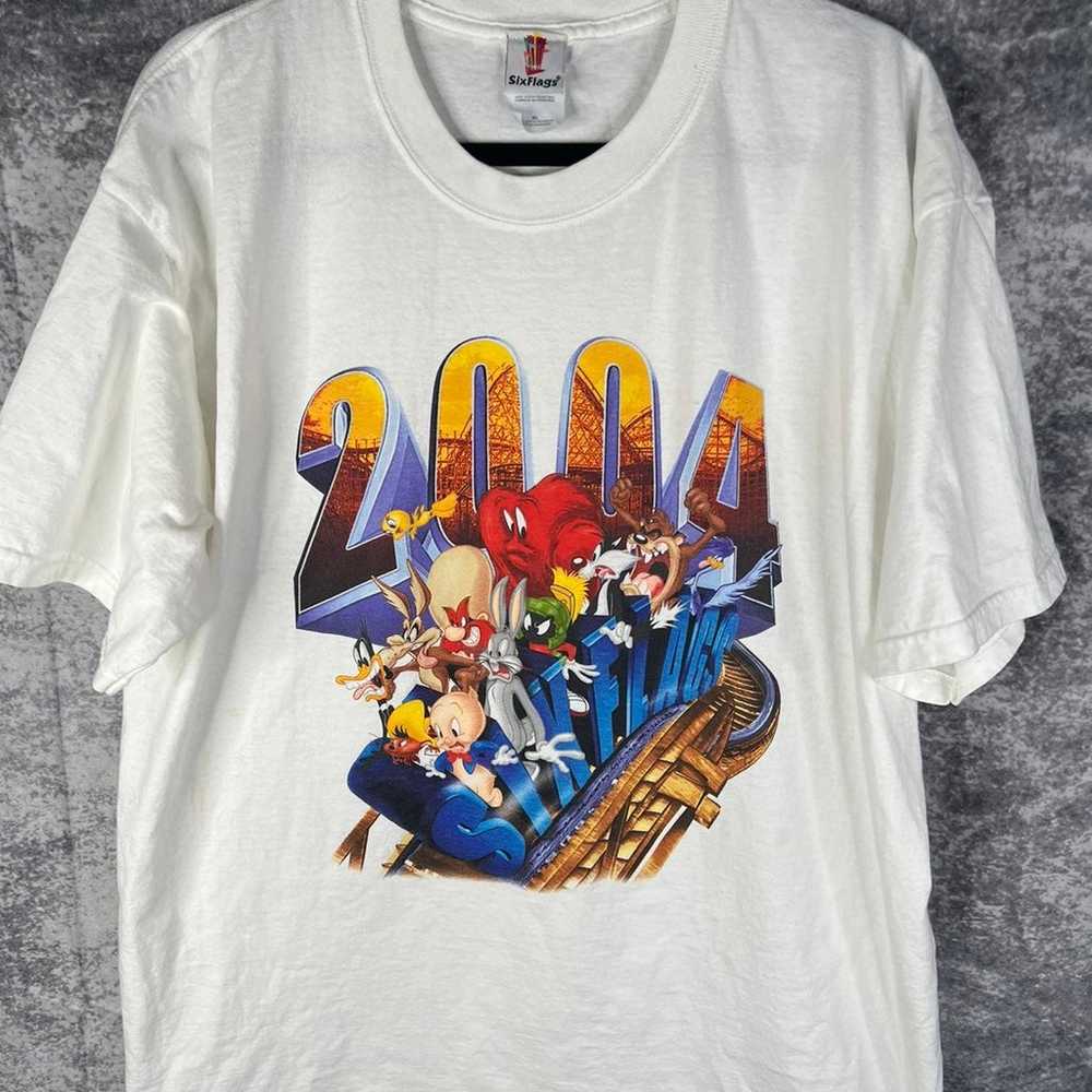 Looney tunes vintage 2004 six flags white short s… - image 2