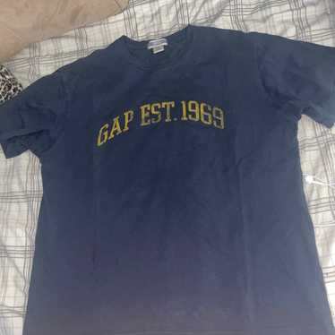 Gap shirt flaws Large
