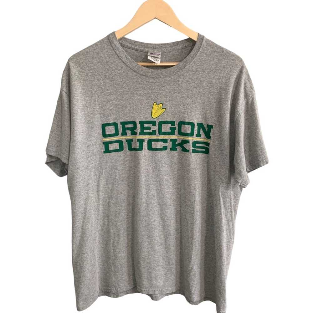 GILDAN Oregon Ducks Gray Short Sleeve T-Shirt Lar… - image 1
