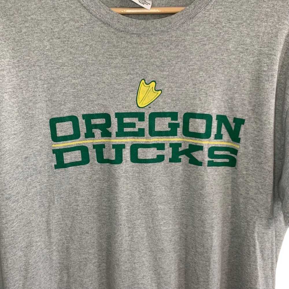 GILDAN Oregon Ducks Gray Short Sleeve T-Shirt Lar… - image 2