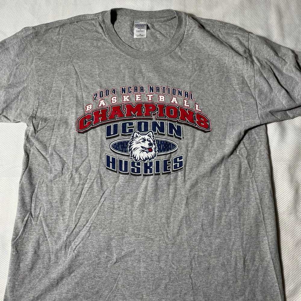 Vintage Y2K 2004 Connecticut Huskies NCAA Nationa… - image 1