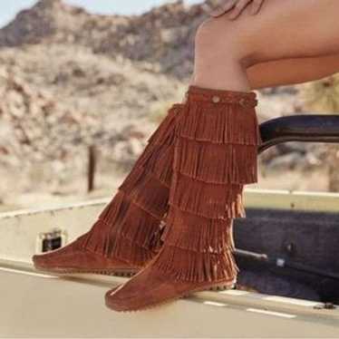 Minnetonka 5-Layer Fringe Boot Size 7 - image 1