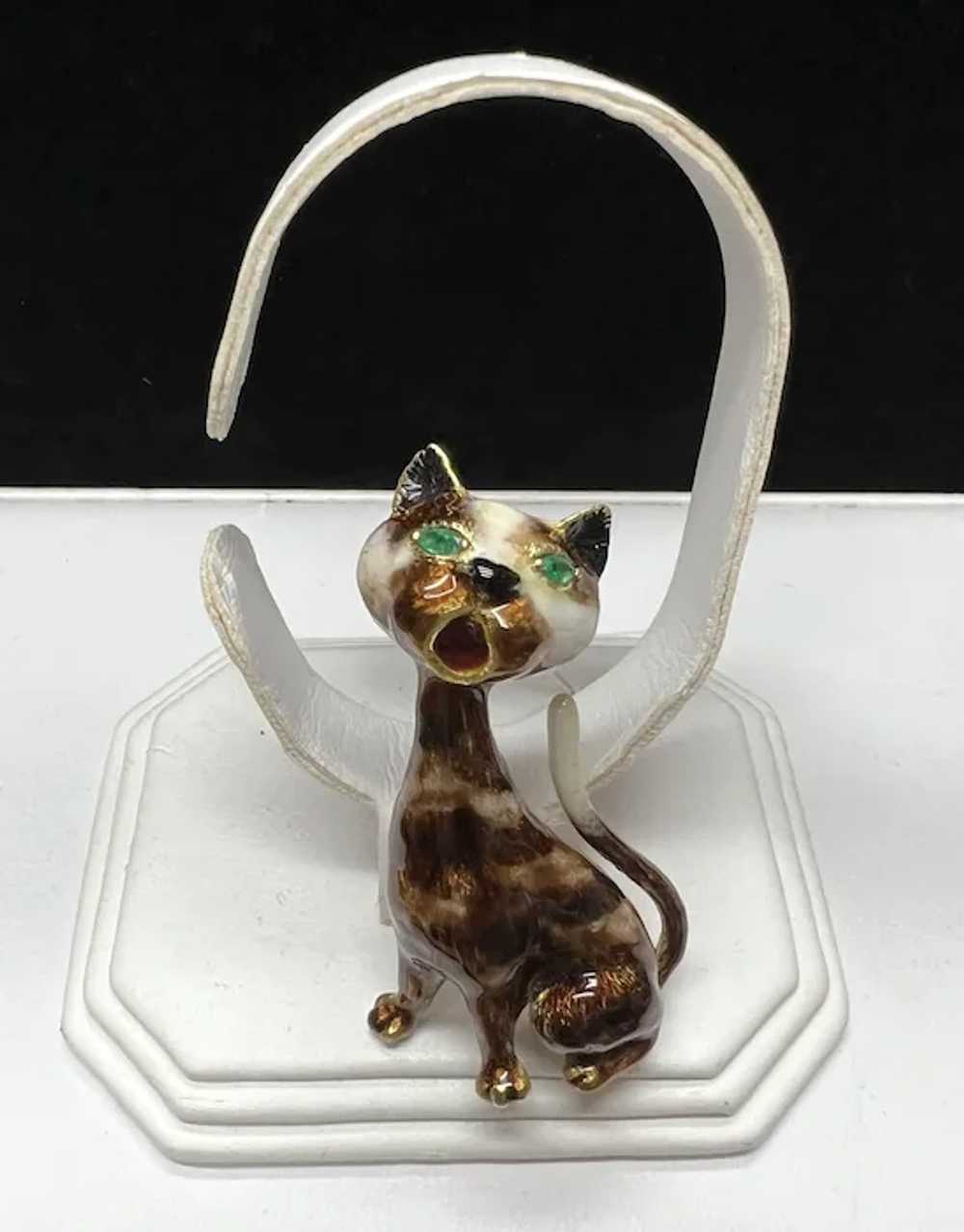 18k Yellow Gold Enamel Cat Brooch - image 8