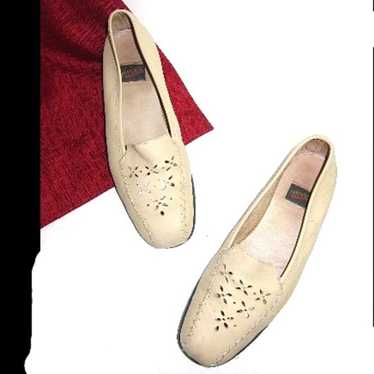 Vintage Aerosoles Cut out Beige Flats - image 1