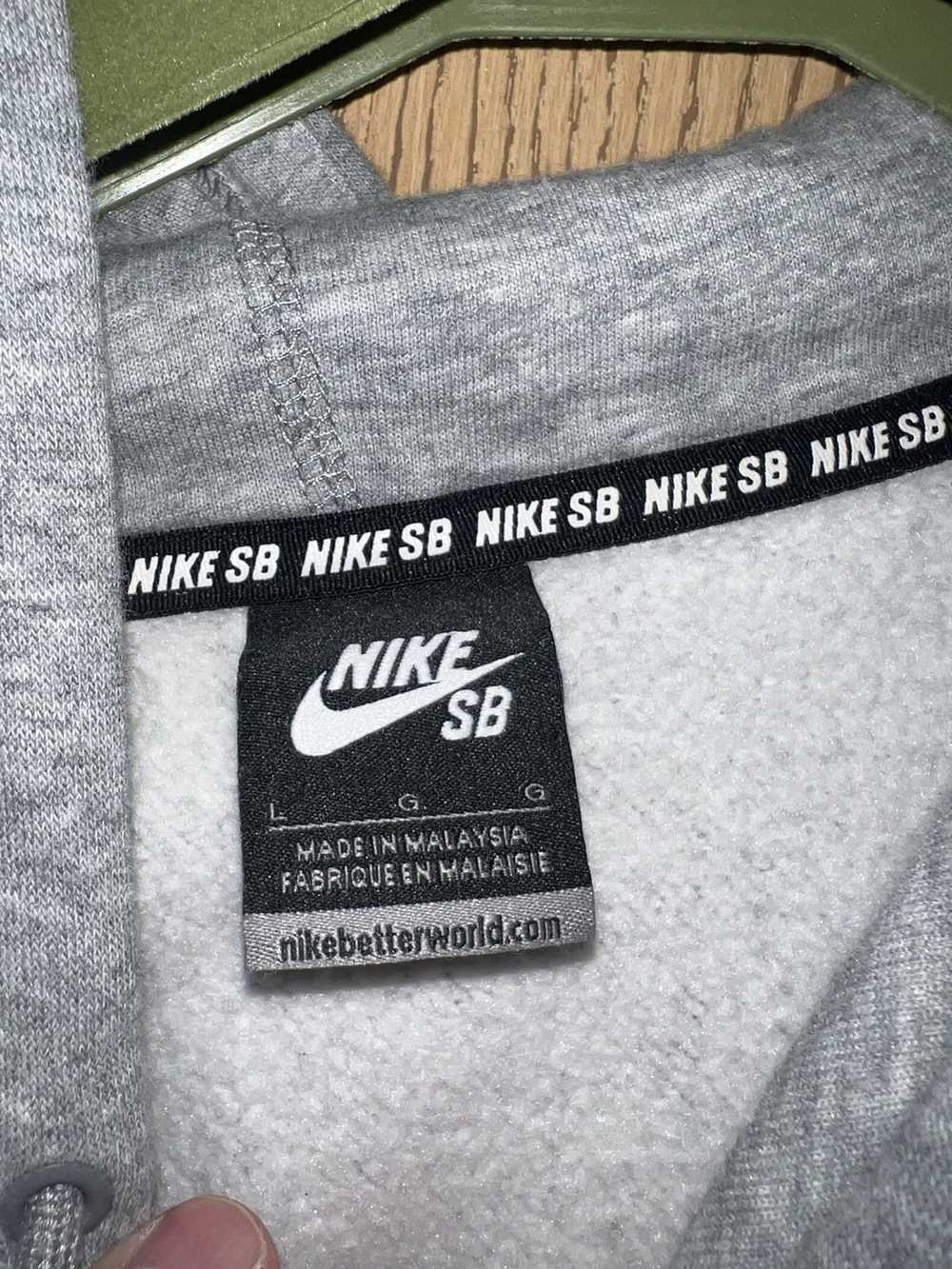 Nike Nike SB Grey Gator Hoodie Size Large - image 2