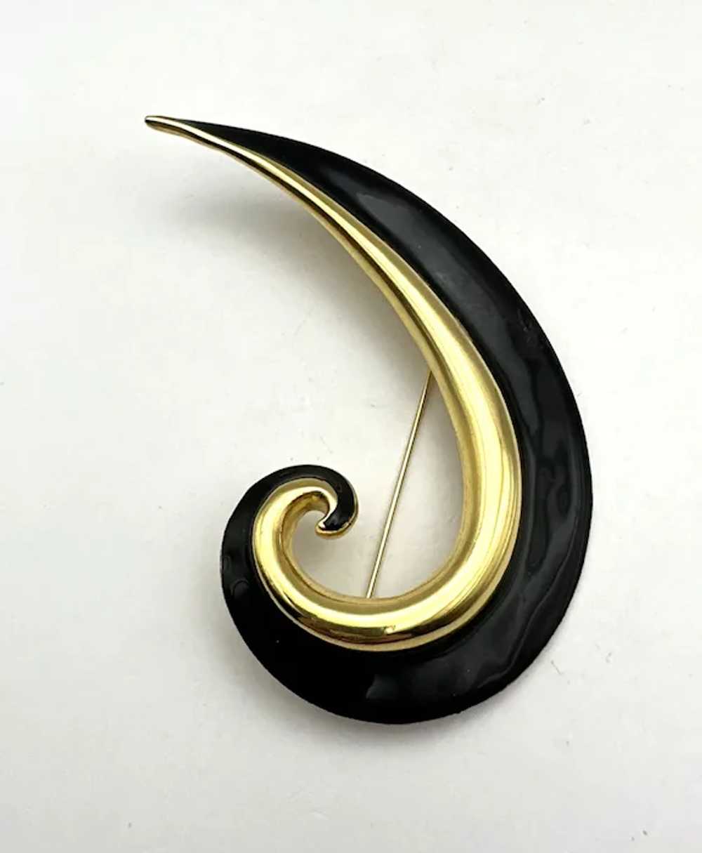 Black Enamel on Goldtone Brooch with a Pretty Swi… - image 5