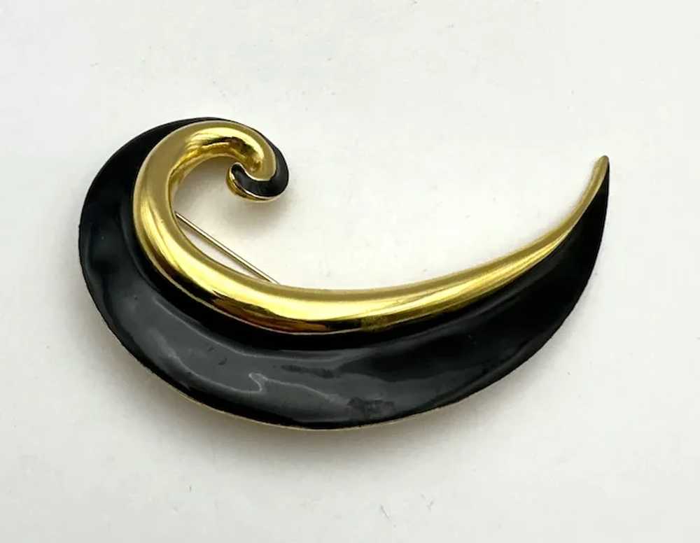 Black Enamel on Goldtone Brooch with a Pretty Swi… - image 8