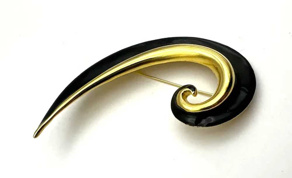 Black Enamel on Goldtone Brooch with a Pretty Swi… - image 9