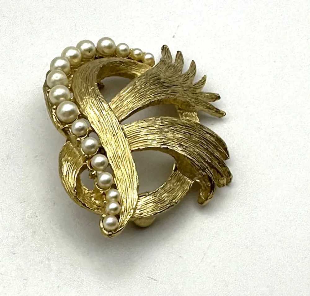 Brushed Goldtone Bow Brooch with Pretty Faux Pear… - image 10