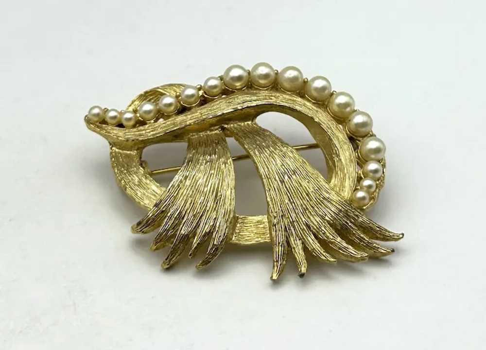 Brushed Goldtone Bow Brooch with Pretty Faux Pear… - image 11