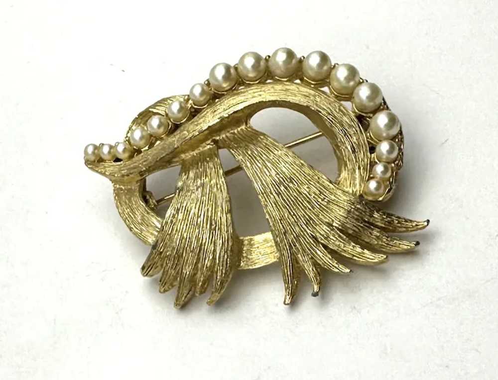 Brushed Goldtone Bow Brooch with Pretty Faux Pear… - image 2