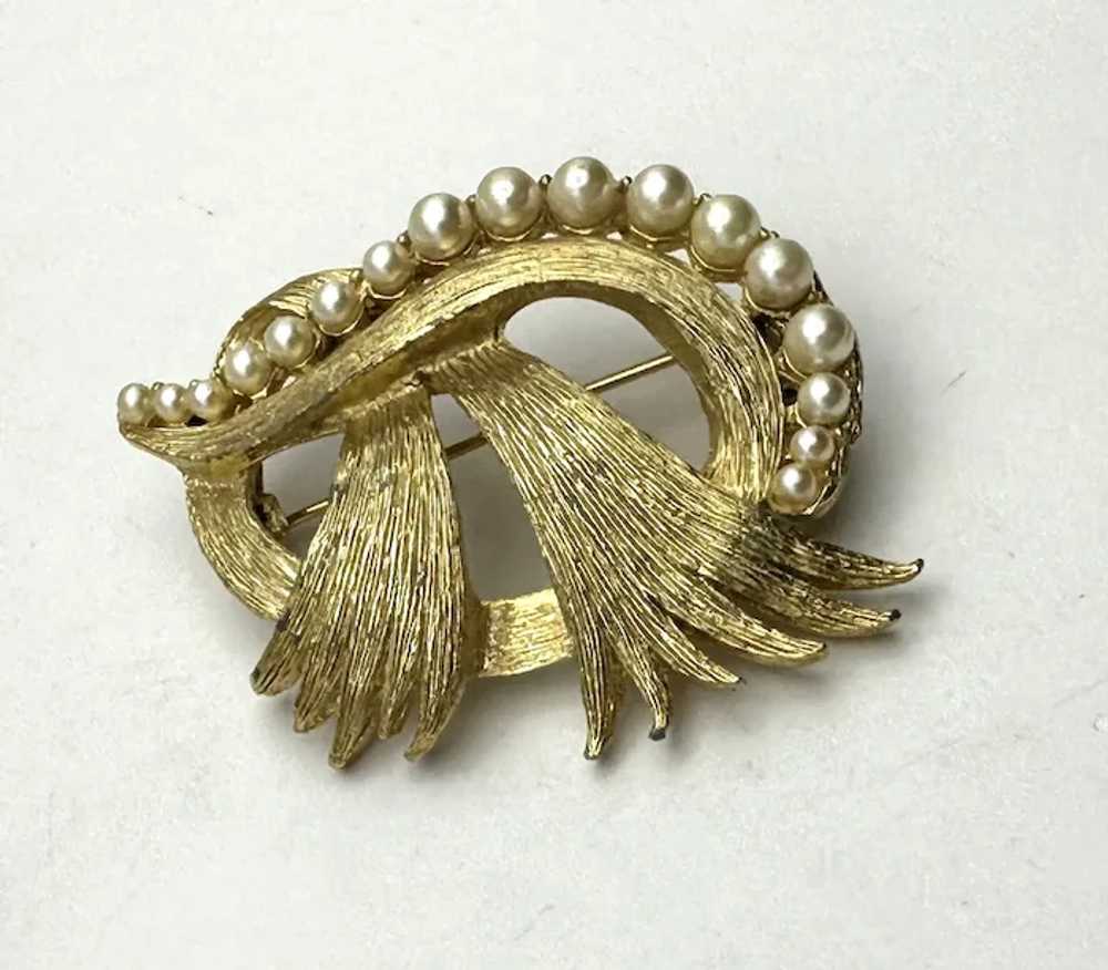 Brushed Goldtone Bow Brooch with Pretty Faux Pear… - image 3