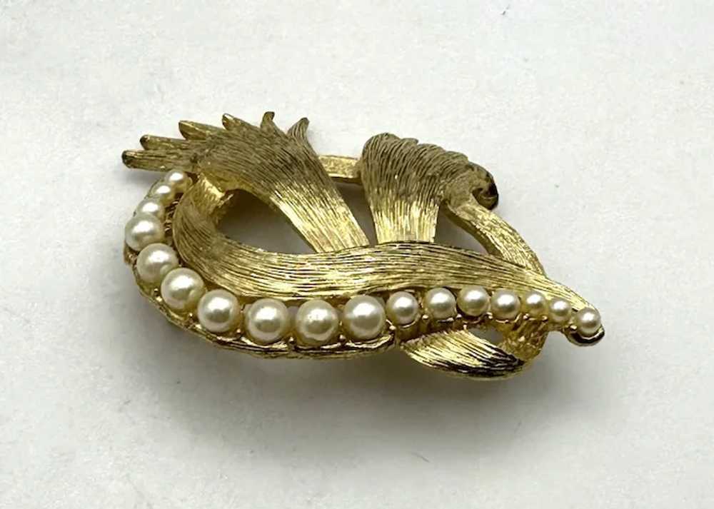 Brushed Goldtone Bow Brooch with Pretty Faux Pear… - image 4