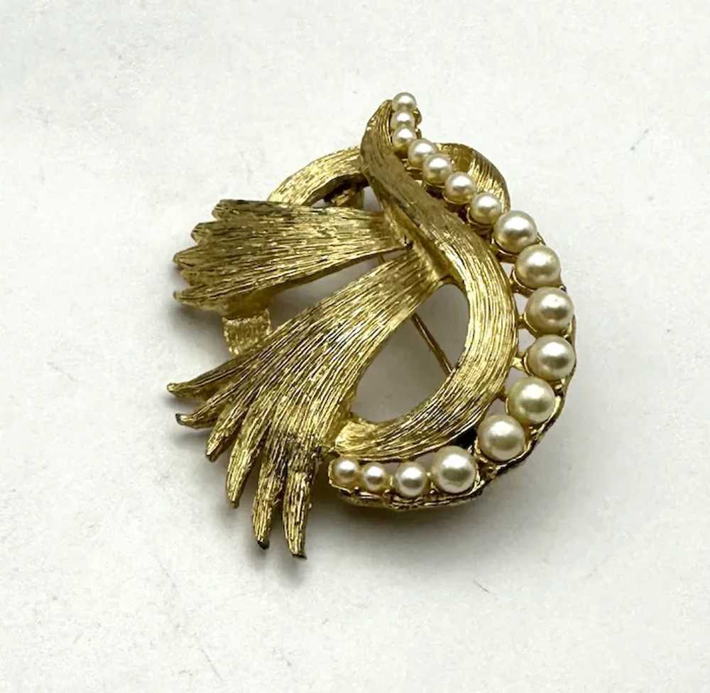 Brushed Goldtone Bow Brooch with Pretty Faux Pear… - image 5