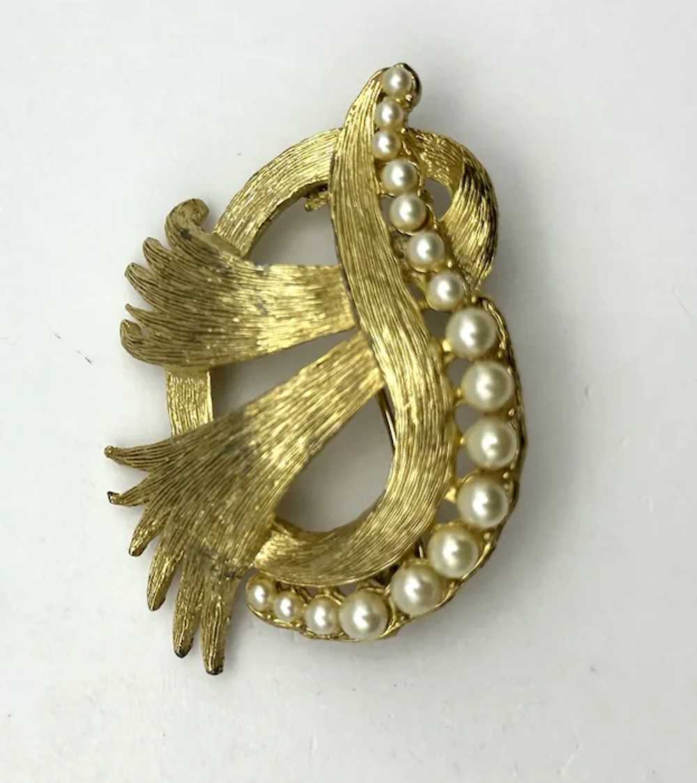 Brushed Goldtone Bow Brooch with Pretty Faux Pear… - image 8