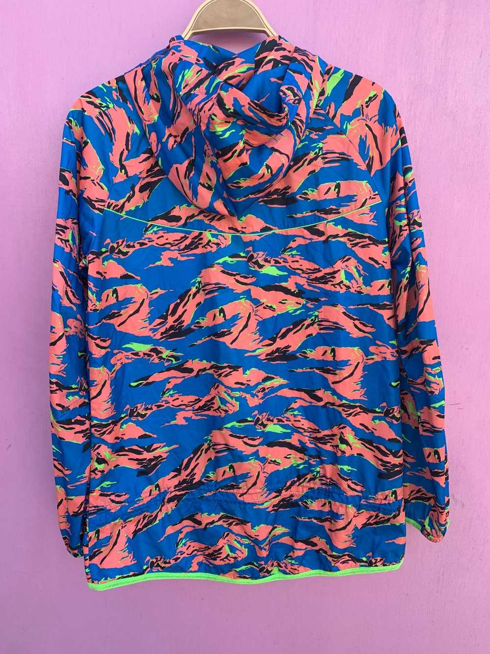 BRIGHT! NEON CAMO PRINT HOODED NIKE WINDBREAKER - image 2