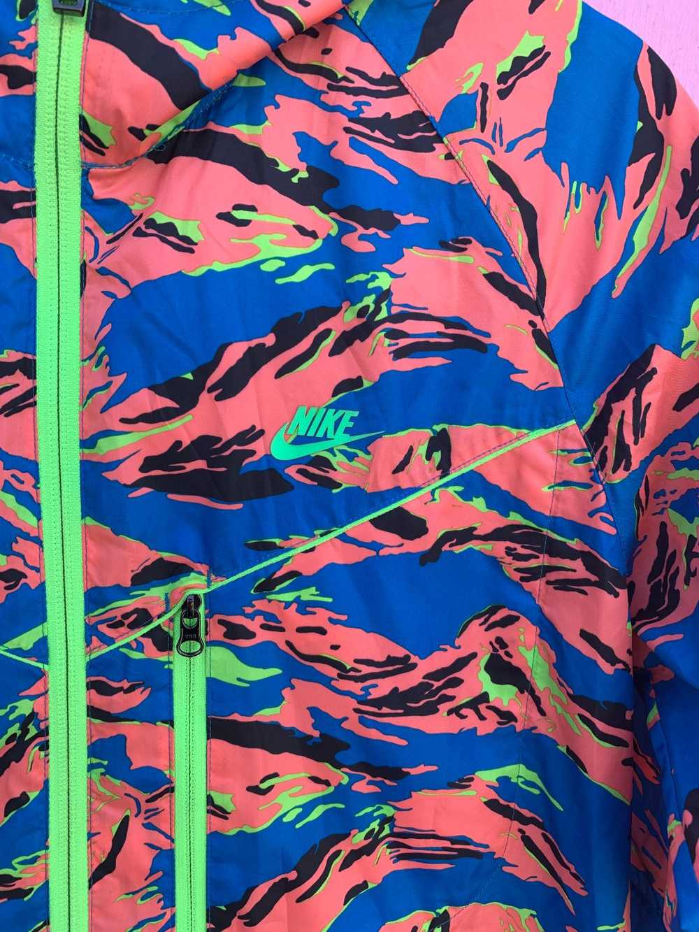 BRIGHT! NEON CAMO PRINT HOODED NIKE WINDBREAKER - image 3