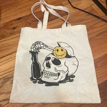 https://img.gem.app/893123678/1t/1701604978/skull-smiley-tote-bag.jpg