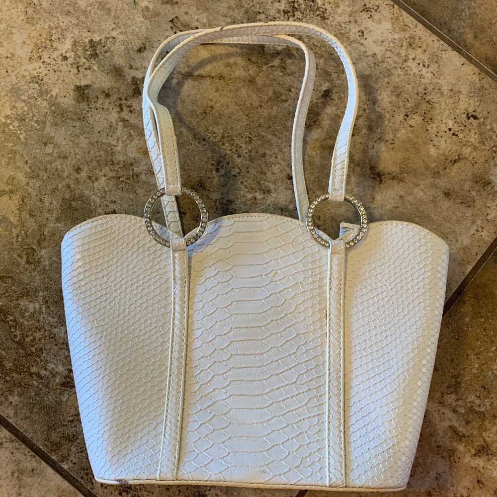 Vintage white leather handbag with scalloped top … - image 5