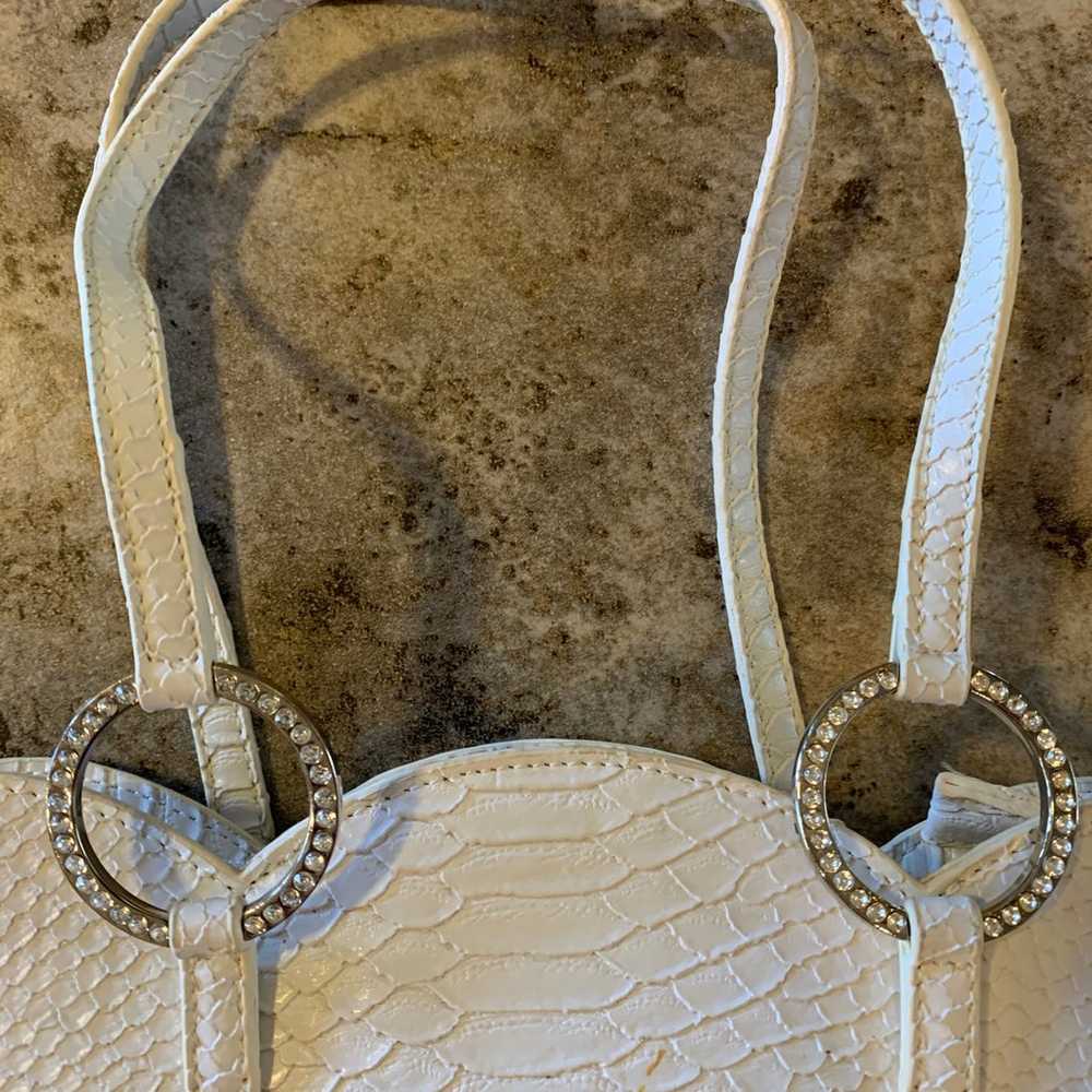 Vintage white leather handbag with scalloped top … - image 6