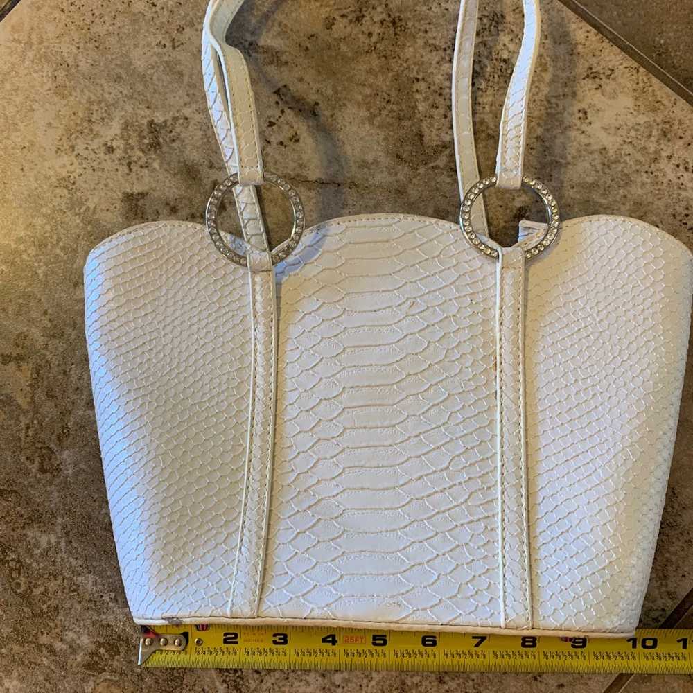 Vintage white leather handbag with scalloped top … - image 8